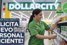Empleado de Dollarcity organizando productos en tienda