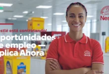 Equipo de trabajo en una planta de Nestlé colaborando en producción