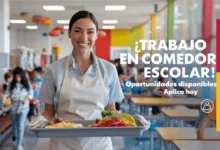 Personal sirviendo comida a estudiantes en una escuela
